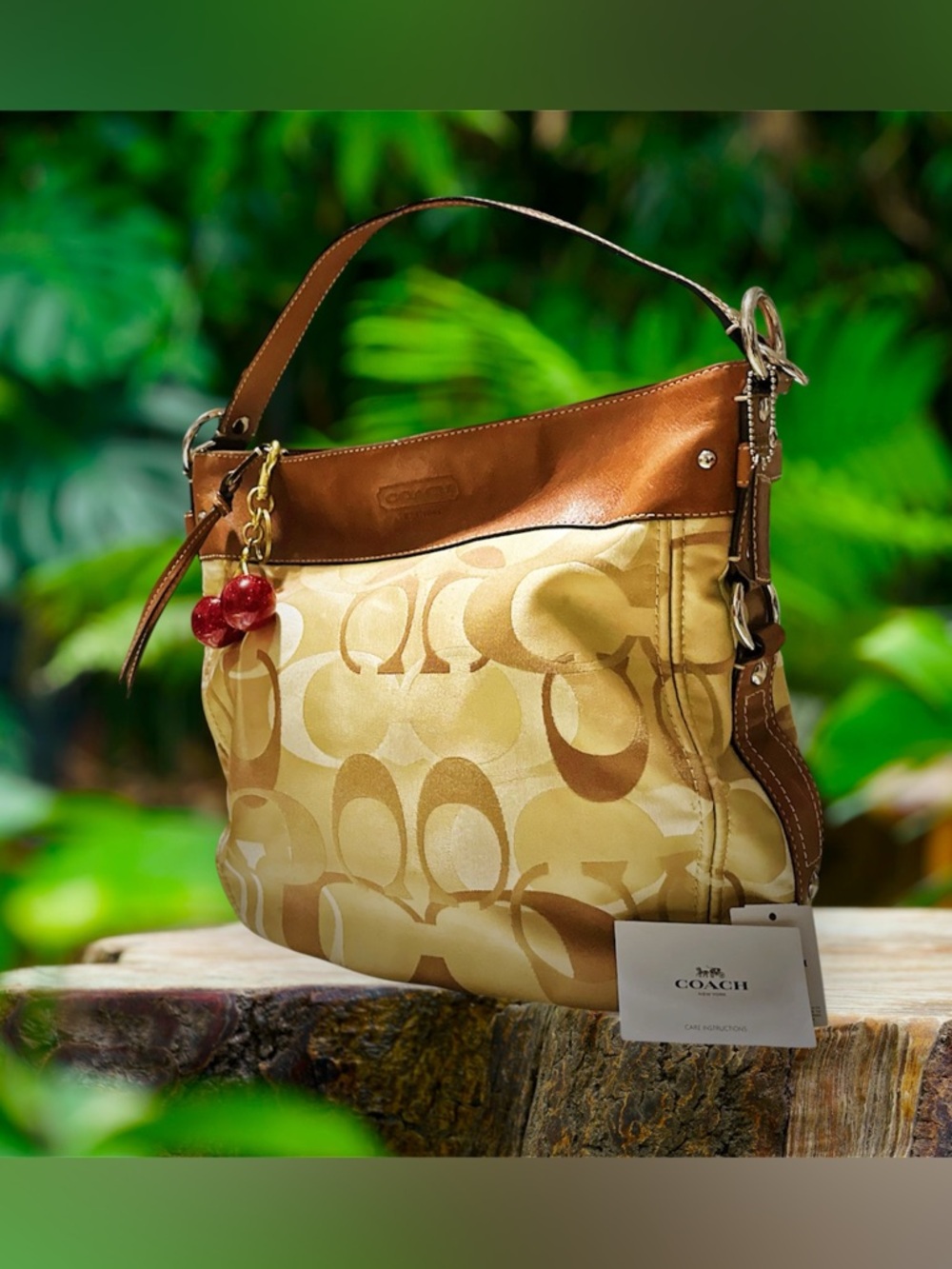 Rare vintage Coach soho Shoulder Bag Tan Signature Logo with Cherry Charm - Picture 3 of 17